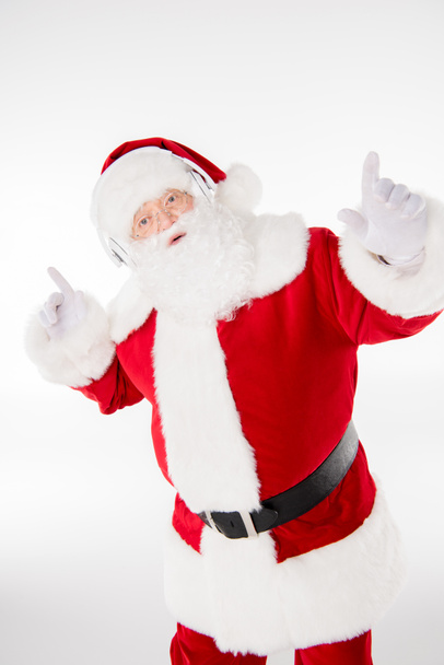 Santa Claus escuchando música con auriculares
 - Foto, Imagen