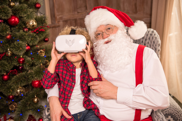 Child wearing virtual reality headset - Foto, Imagem