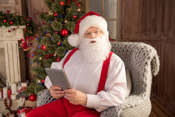 Weihnachtsmann mit digitalem Tablet - Foto, Bild