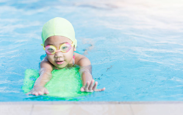 linda niña aprendiendo a nadar
 - Foto, Imagen