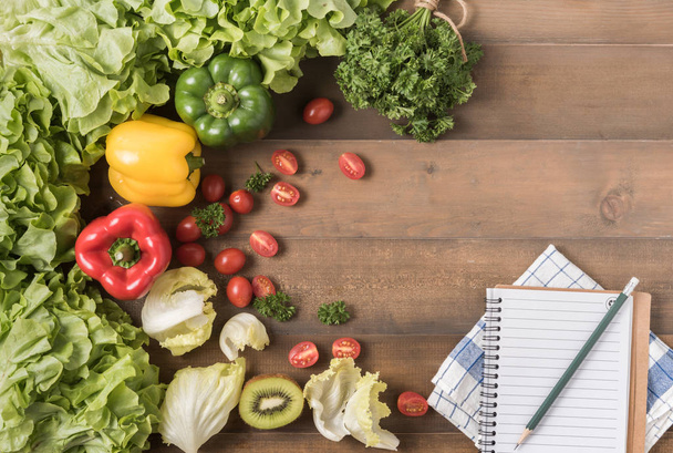 groenten en fruit met laptop op houten achtergrond - Foto, afbeelding