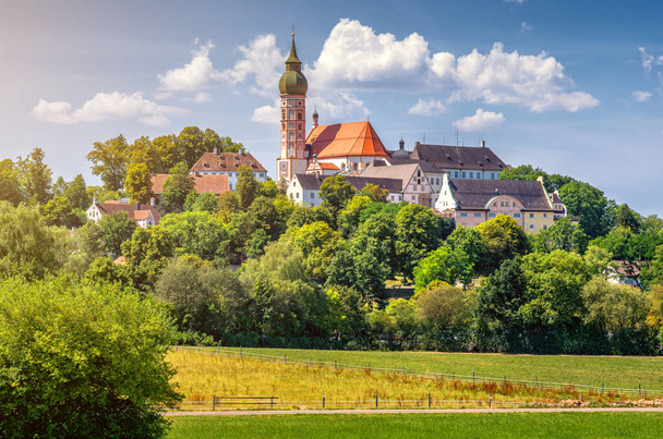Abadia de Andechs no verão, distrito de Starnberg, Alta Baviera, Alemanha
 - Foto, Imagem