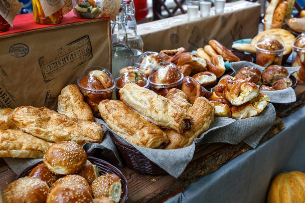 Freshly baked sweet buns or bread rolls at the market - Foto, Bild