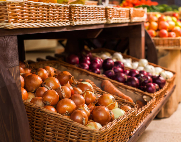 Contador com frutas e legumes frescos
 - Foto, Imagem