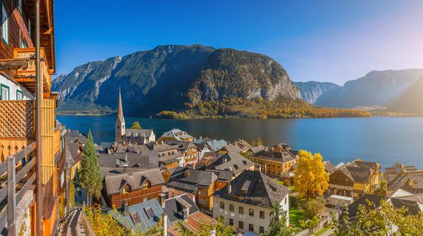 Histórico pueblo de montaña de Hallstatt con lago en otoño, Austria
 - Foto, Imagen
