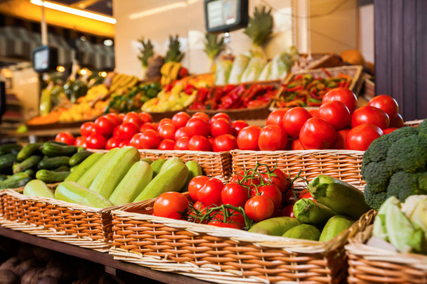 Comptoir aux fruits et légumes frais
 - Photo, image