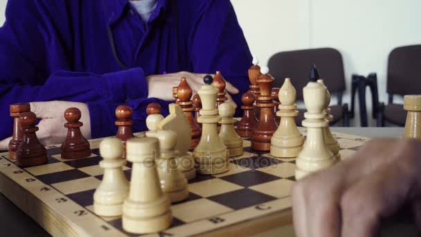 Két férfi sakkozik. - Felvétel, videó
