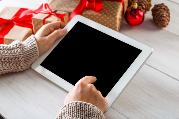 Γυναίκα χριστουγεννιάτικα ψώνια online με tablet - Φωτογραφία, εικόνα