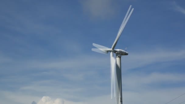 Ветряная мельница для производства электроэнергии  - Кадры, видео