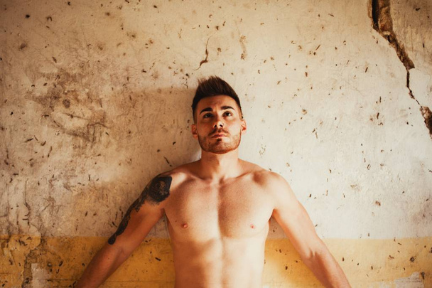 Ελκυστική τύπος δείχνει τους μυς του - Φωτογραφία, εικόνα