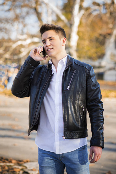 Handsome teenager on the phone - Foto, afbeelding