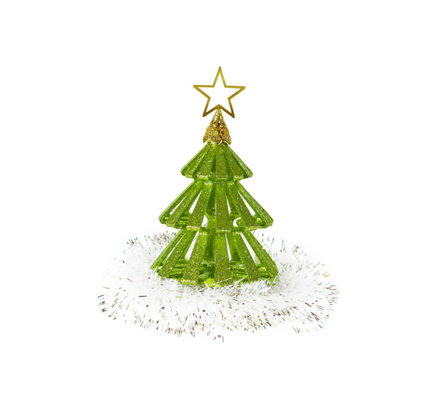 Küçük yeşil Noel ağacı oyuncak ve gümüş dekorasyon izole, gelin teli - Fotoğraf, Görsel