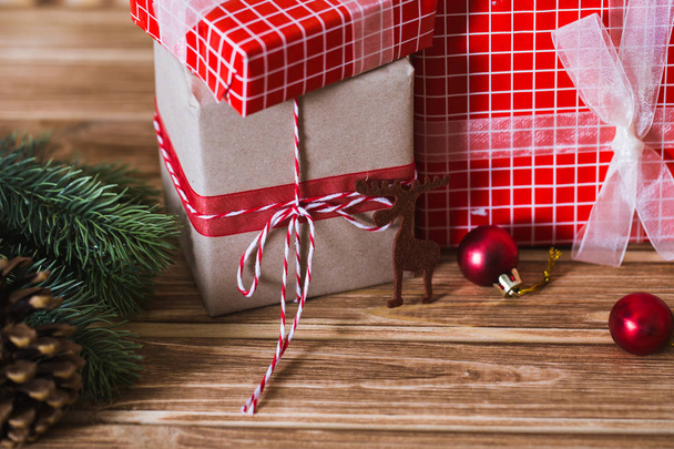 Κουτιά δώρων Χριστουγέννων σε φόντο ξύλινη - Φωτογραφία, εικόνα