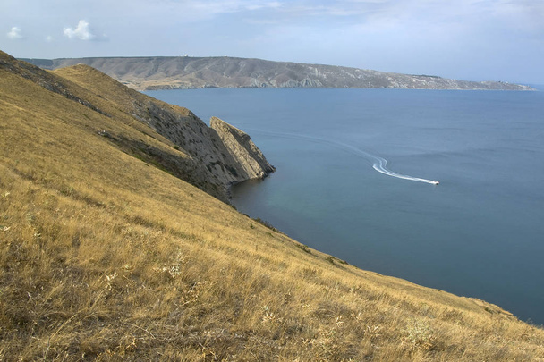 Grande vista mar de um topo de uma montanha rochosa
 - Foto, Imagem