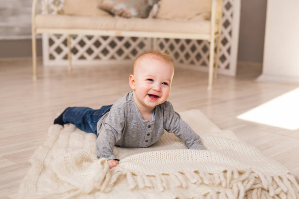 Μικρό αγόρι μωρό που μπουσουλάει στο πάτωμα στο σπίτι - Φωτογραφία, εικόνα