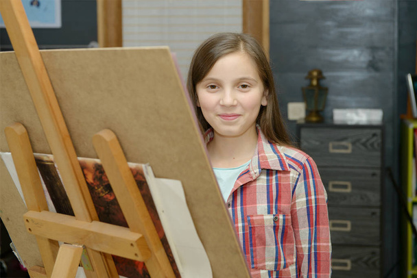 Lächelnde junge Künstler Mädchen zeichnen - Foto, Bild