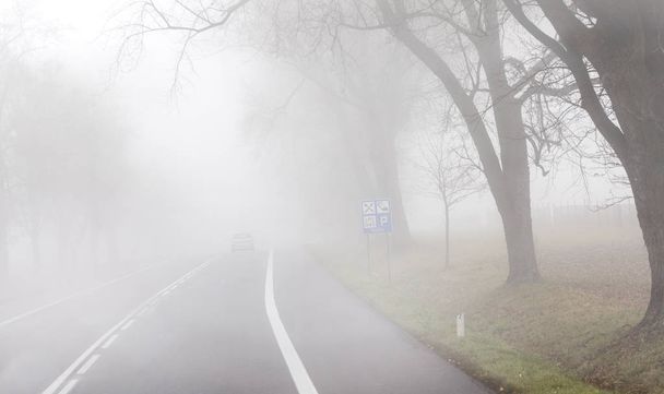 guida la Nebbia Road
 - Foto, immagini