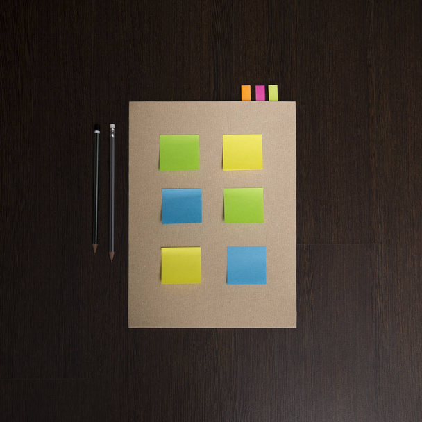 Mockup business brand template on dark wooden background. Colored reminder stickers, recycled folder, pen - Foto, Imagem
