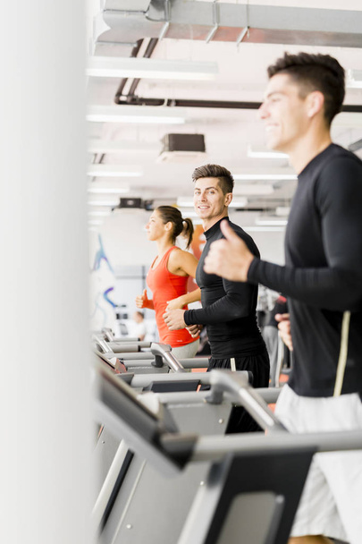  people running on treadmills - Фото, изображение