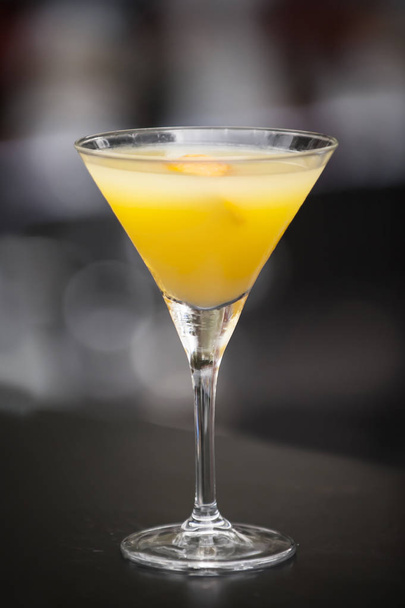 Fresh Cocktail on bar desk - Foto, afbeelding