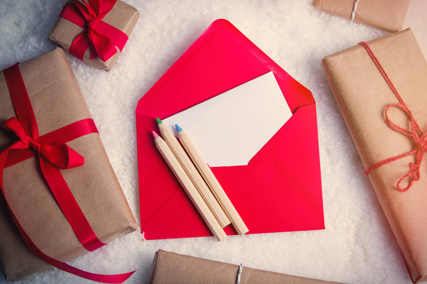 Kerstcadeaus en envelop met potloden - Foto, afbeelding
