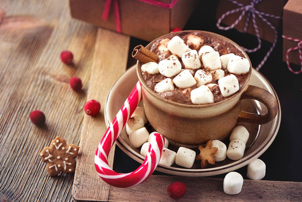 Hete cacao drankje met marshmallows, cadeau doos en Kerstmis cookie - Foto, afbeelding