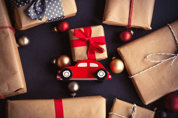 Різдвяний подарунок і маленький іграшковий автомобіль
  - Фото, зображення