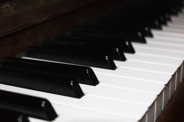 Nahaufnahme auf einer alten Klaviertastatur aus Elfenbein - Foto, Bild