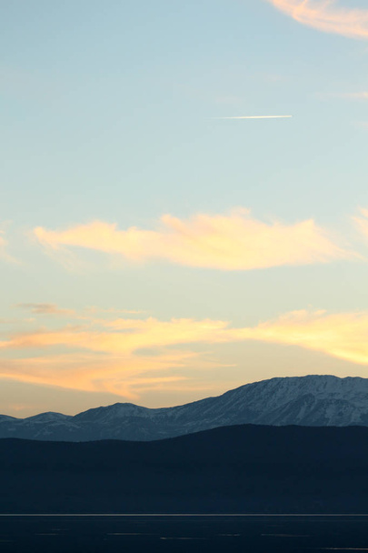 マケドニアのプレスパ湖の夕日 - 写真・画像