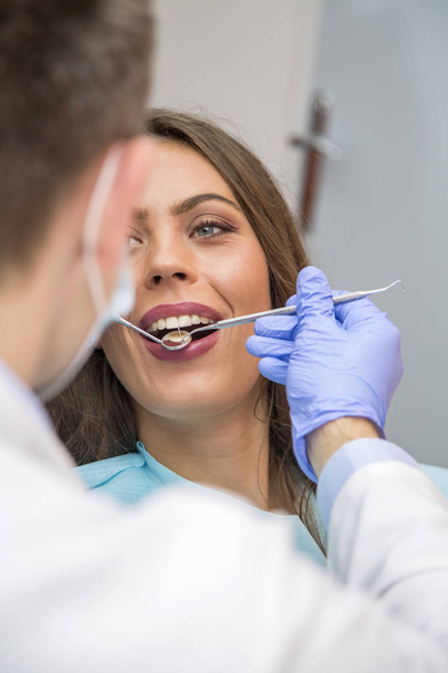 Patientin öffnet während der Behandlung den Mund - Foto, Bild