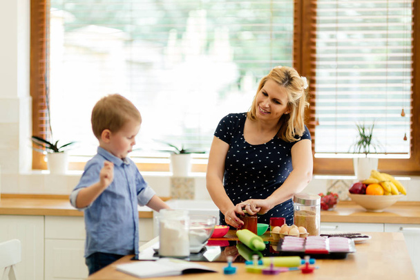 Mother and child preparing muffins - 写真・画像