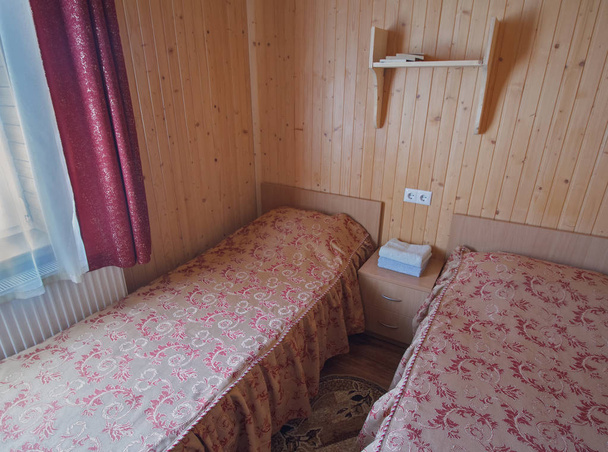 別々 のベッドとダブルの部屋のインテリア - 写真・画像