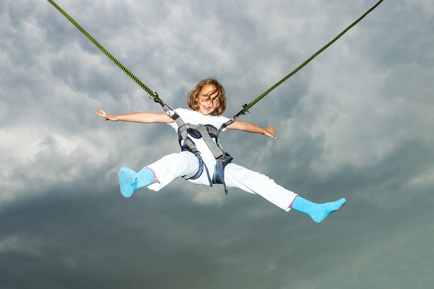 Chica bungee salto
 - Foto, Imagen