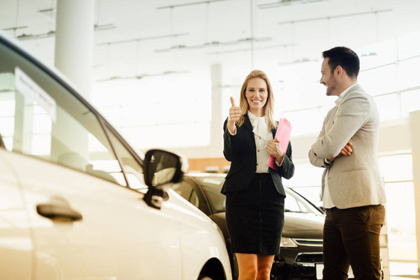 Professional salesperson selling cars - Fotografie, Obrázek