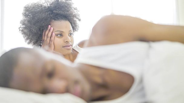 Pareja africana enamorada en la cama
 - Foto, imagen