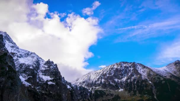 Pics enneigés de montagnes avec nuages
 - Séquence, vidéo