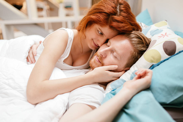Romantic couple in love lying on bed - Foto, afbeelding