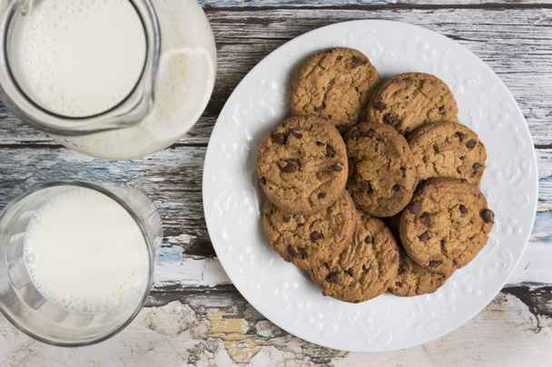 Cookies en melk  - Foto, afbeelding