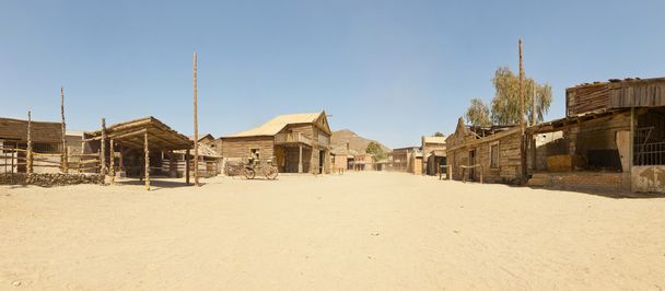 Foto panorâmica da cidade de cinema ocidental Fort Bravo. Texas Hollywood. Desierto de Tabernas, Almeria. Andaluzia. Espanha
. - Foto, Imagem