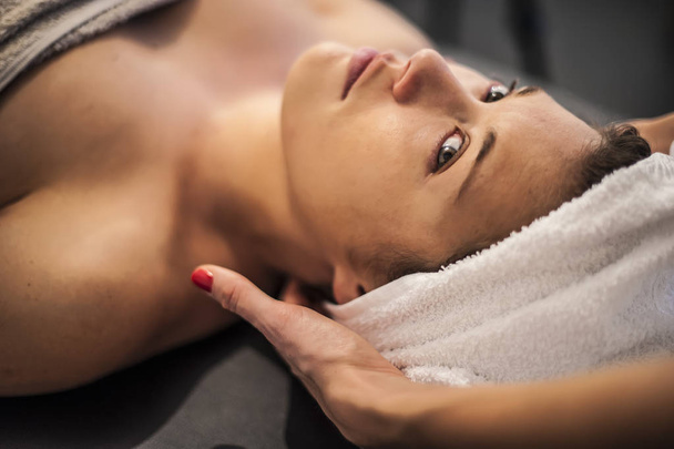 massaggio rilassante alla schiena in un centro benessere
 - Foto, immagini