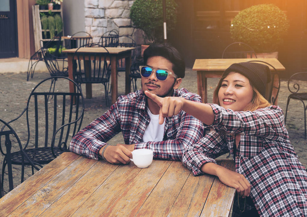 Asiático e árabe estudantes casal no café
 - Foto, Imagem