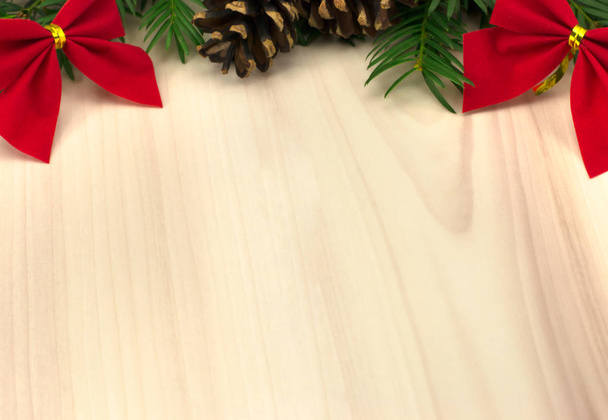achtergrond met kegels en krasnh bogen op de kerstboom - Foto, afbeelding