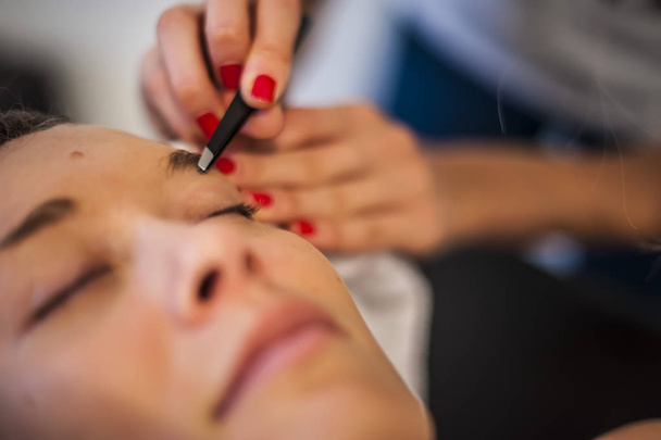 eyebrows treatment for a girl - Φωτογραφία, εικόνα