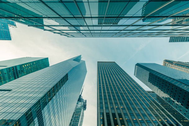 Ουρανοξύστες της Νέας Υόρκης από το επίπεδο του δρόμου - Φωτογραφία, εικόνα