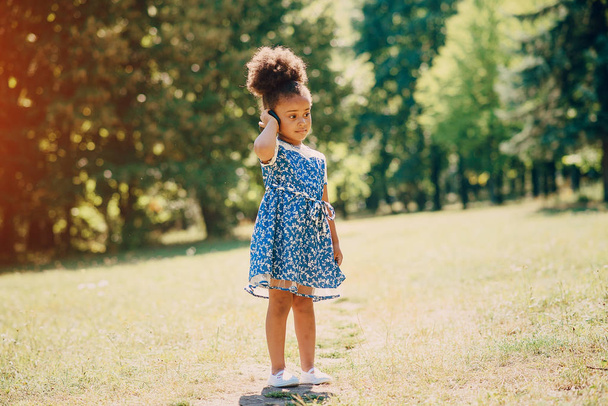 little girl on a walk - Фото, зображення