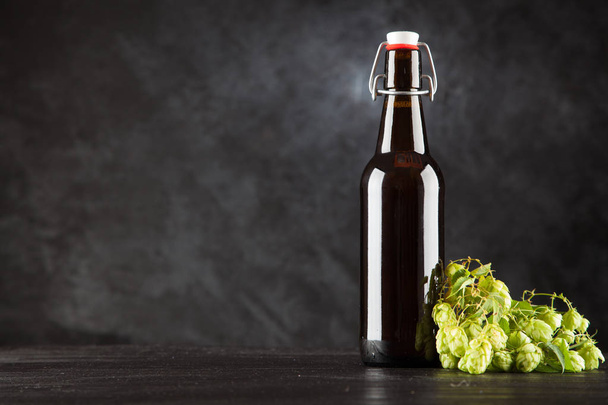 Μπουκάλι μπύρας σε σκούρο φόντο - Φωτογραφία, εικόνα