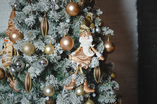 Símbolo de Suspiro Árbol de Navidad con encaje y rojo juguete estrella de Año Nuevo en viejo estilo retro vintage textura de madera fondo Espacio de copia vacío para la inscripción Idea de feliz año nuevo 2017 vacaciones
 - Foto, imagen