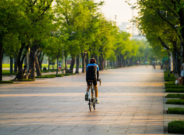 Polkupyöräily julkisessa puistossa
 - Valokuva, kuva
