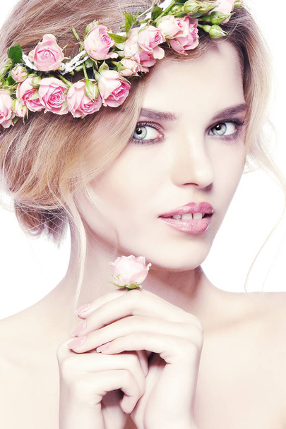 Blonde girl with roses chaplet in hair - Foto, Imagem