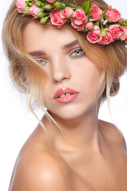 Blonde girl with roses chaplet in hair - 写真・画像